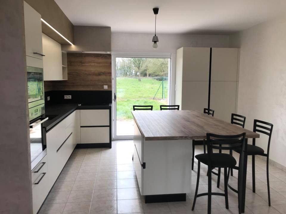 Cuisine sans poignée laquée lin posée à Saint mars du desert